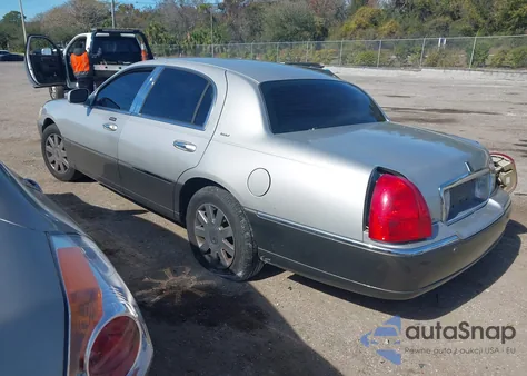 2004 Lincoln Town Car Ultimate z USA, uszkodzony, nr VIN 1LNHM83W94Y669716